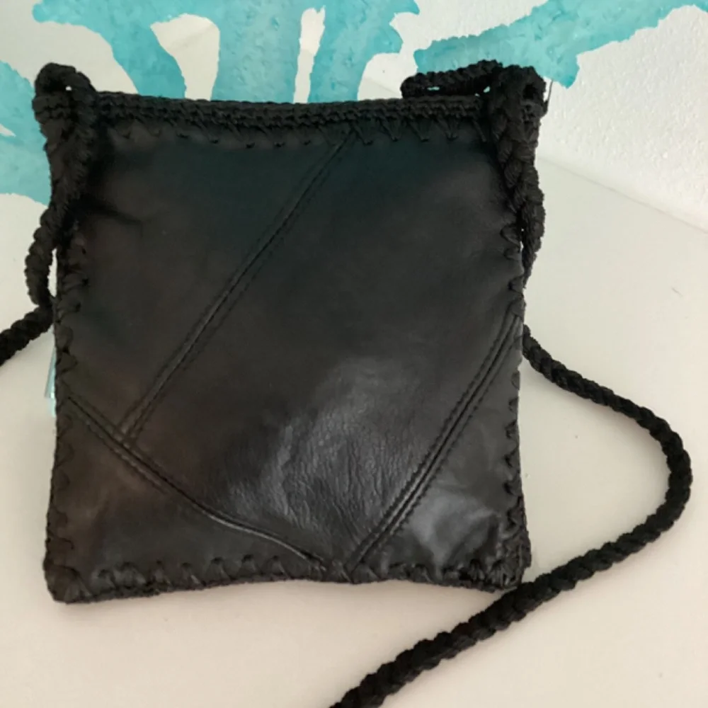 NEW JD BLACK LEATHER & CROCHET FLORAL CUT OUT ACCENT SMALL CROSSBODY BAG
